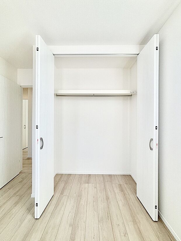 洋室のクローゼット。奥行きがあるので厚手の衣類もすっきり収まります。