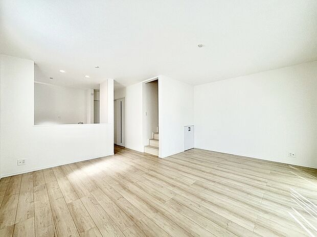 内装「ただいま」「おかえり」家族とのコミュニケーションが深まるリビングイン階段があります。