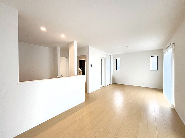 明るい陽光が注ぎ、寛ぎの雰囲気に満たされるリビング・ダイニング。