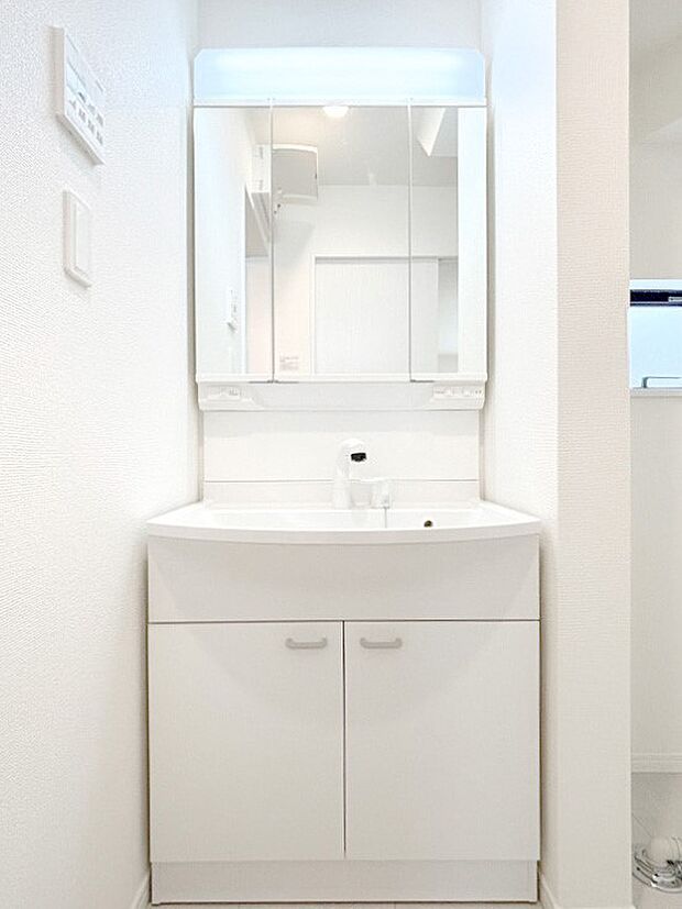 大きく見やすい三面鏡で清潔感ある洗面台は、身だしなみチェックや肌のお手入れにおすすめです。
