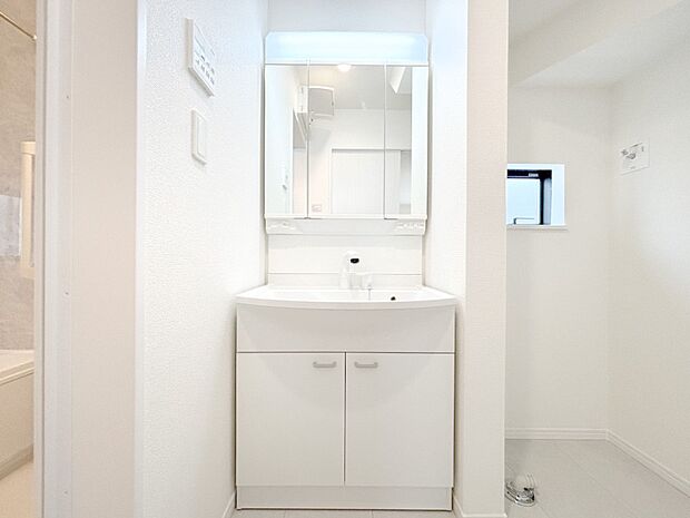 清潔感ある洗面化粧室で朝の身支度も快適