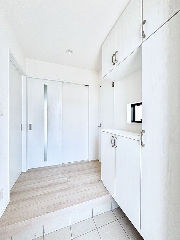 明るい玄関はお客様をお出迎えするのにぴったりです!