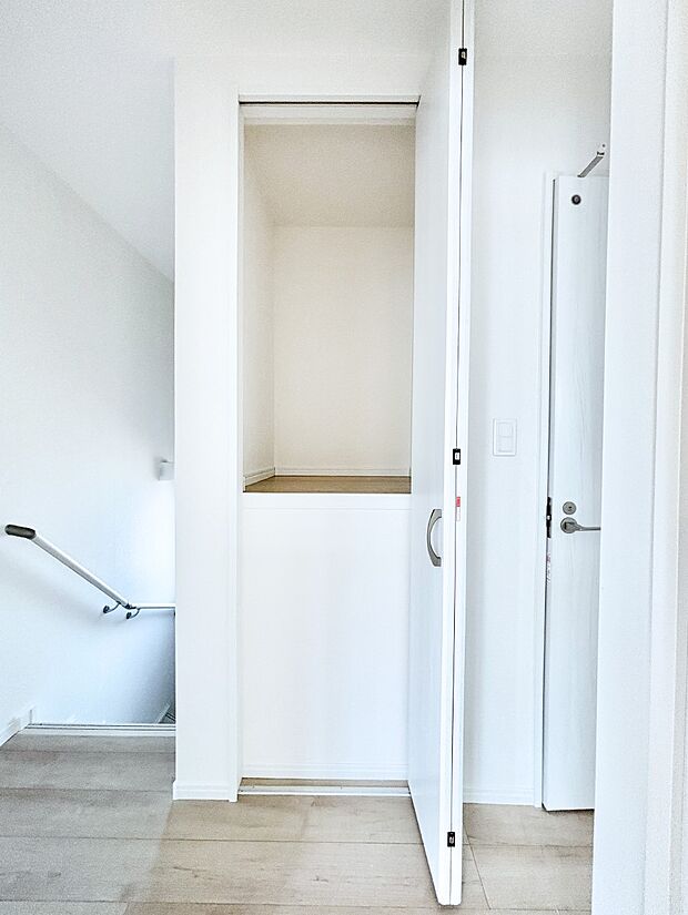 2階廊下収納には掃除用品や日用品のストックなどを収納できます。