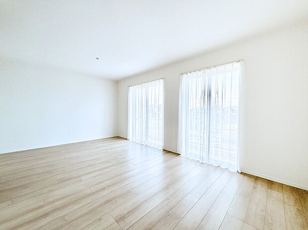 日当たりの良いリビング。お気に入りのグリーンを飾れば更に心地よさがアップ!