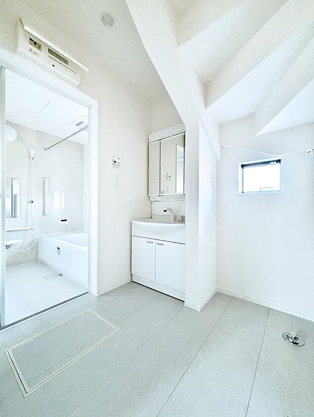 小窓がついているので湿気の多い場所でも換気が十分行えます。毎日の身支度を気持ち良く!