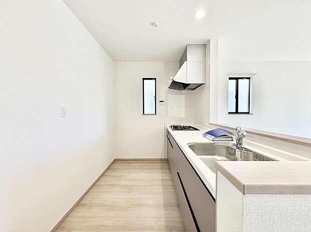 爽やかな風が通り抜けるキッチン。窓があるので明るく換気にも役立ちます。