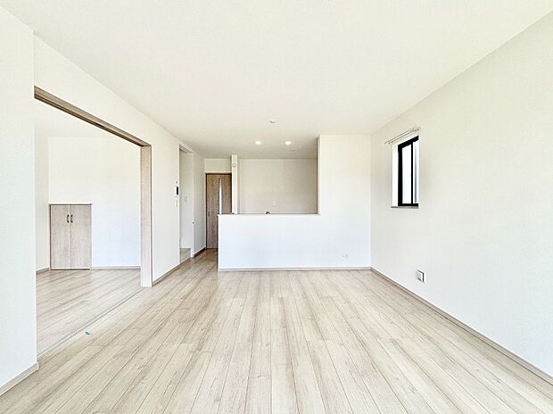 家族の笑顔が自然と生まれてくる、そんな雰囲気のダイニングに仕上がっています。