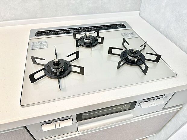 ガスコンロはSiセンサー搭載。火力調節や焦げ付き・消し忘れも防いでくれます。