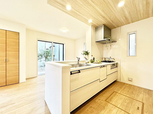 料理をしながらでもご家族との会話を楽しめる対面キッチン