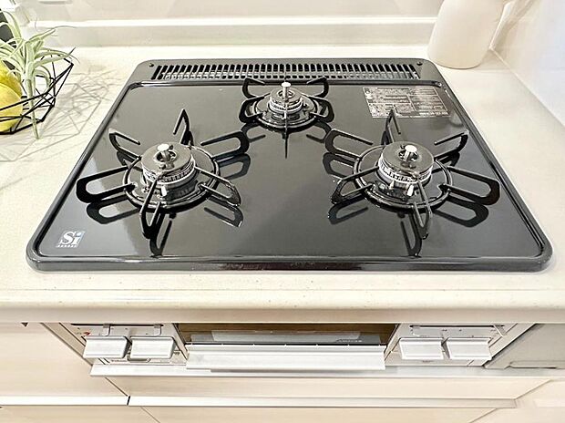 ガスコンロはSiセンサー搭載。火力調節や焦げ付き・消し忘れも防いでくれます。