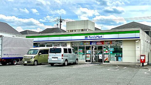 コンビニ 82m ファミリーマート 滝山一丁目店