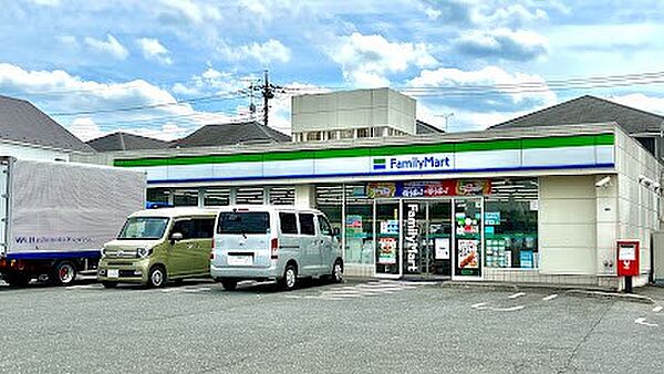 コンビニ 82m ファミリーマート 滝山一丁目店