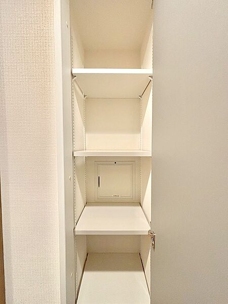 廊下収納。掃除道具や季節の小物を収納することができます。