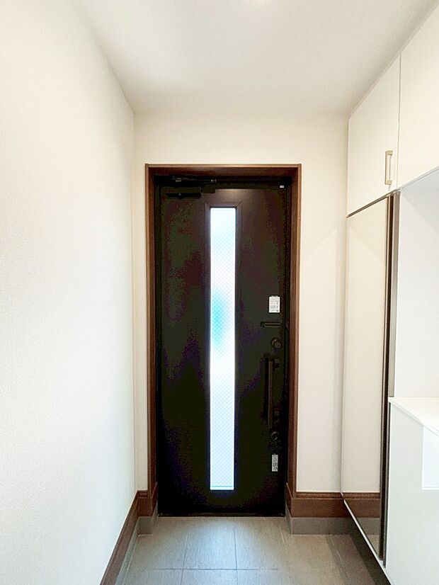 明るい陽光が入り込む玄関。ご家族の靴もスッキリ収納できる玄関収納付き!