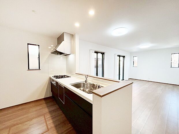 リビングで遊ぶお子様を見守りながらお料理ができる対面キッチン