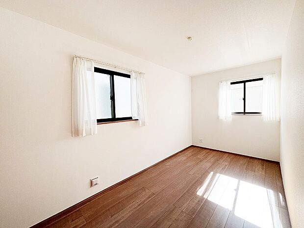 2面採光で気持ちよく自然光が取り入れられるのでお子様のお部屋にもピッタリ