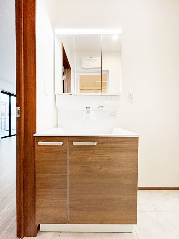 スタイリングに便利な三面鏡、ミラーキャビネットで細かい物スッキリ