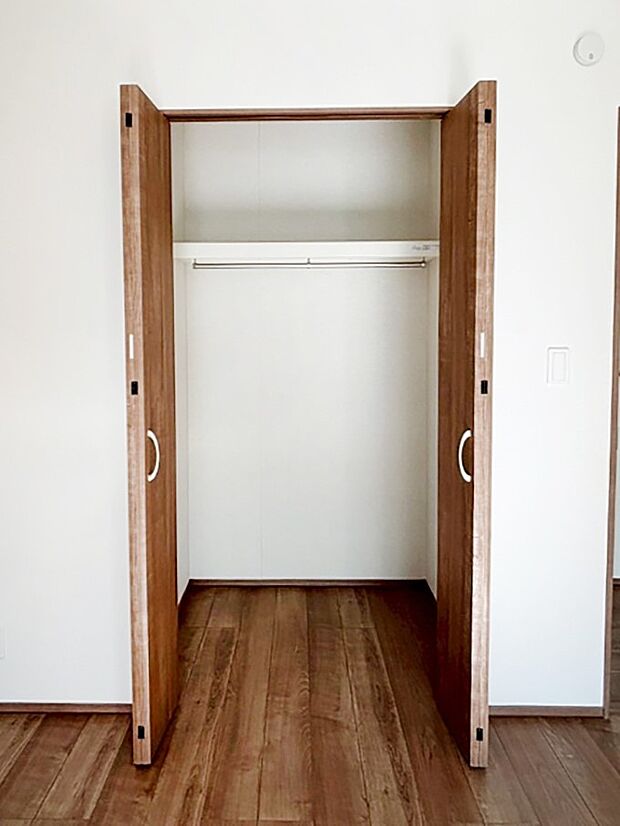 毎日着る衣類や荷物などの収納に便利なクローゼット付きです。