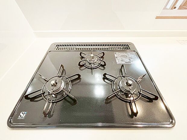 ガスコンロはSiセンサー搭載。火力調節や焦げ付き・消し忘れも防いでくれます。