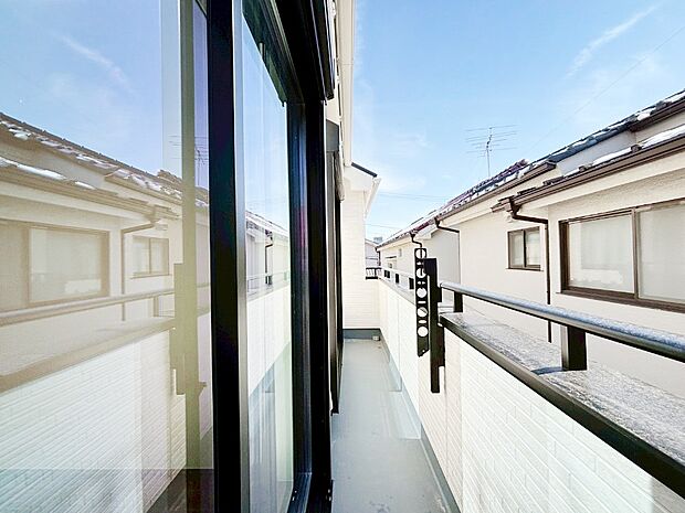 2部屋にまたがる広いバルコニー。晴れた日には洗濯物も気持ちよく干せそうですね。
