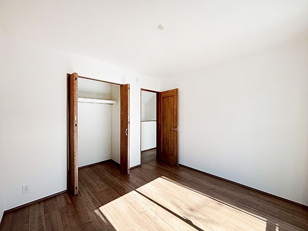 やさしい光がさしこむ居室はしっかり収納付き