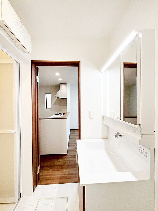 清潔感のある快適空間です。毎日の身支度も気持ち良くお使い頂けます