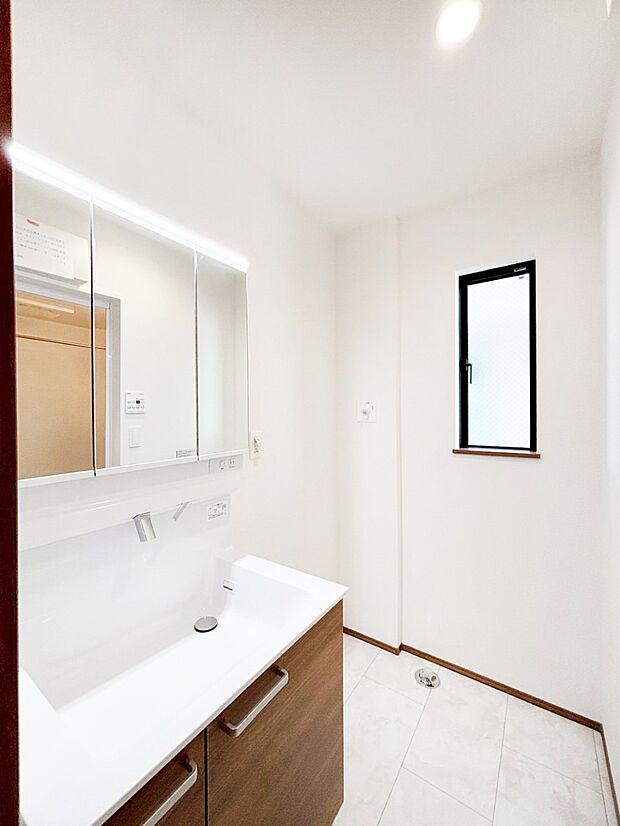 清潔感溢れるホワイトカラーを基調としたランドリースペース