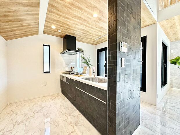 爽やかな風が通り抜けるキッチン。窓があるので明るく換気にも役立ちます。