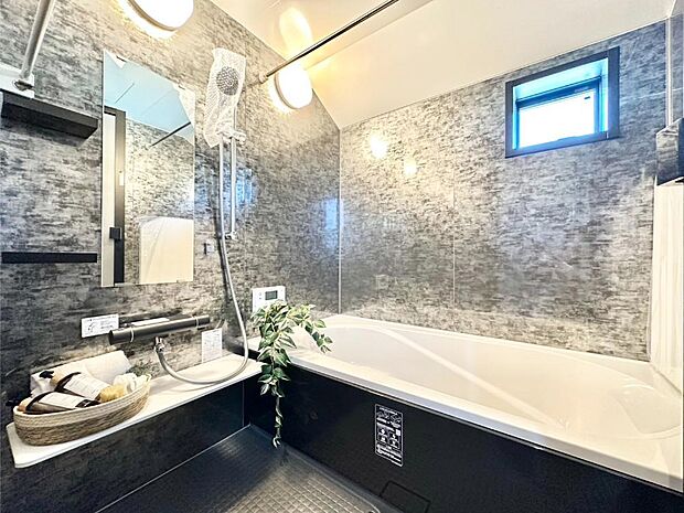 落ち着いた雰囲気でゆっくりお寛ぎいただけるバスルーム　