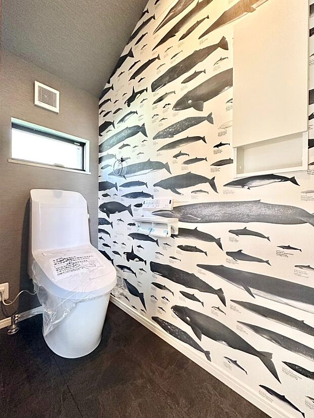 明るく清潔感のあるトイレです。