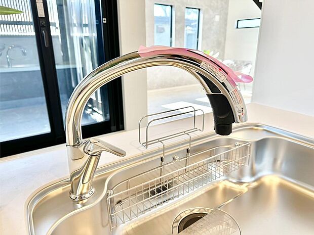 いつでも清潔なおいしいお水を。一つの水栓で水道水と浄水を使い分け。