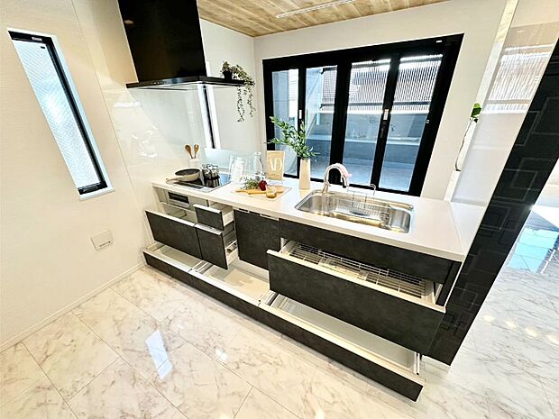 使いやすさを優先したスライド式収納タイプ！