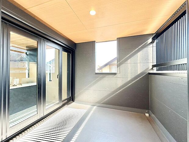 インナーバルコニーなので雨でも洗濯物を干す事が出来て、風通しがあるので乾きが良く、物干しスペースとして重宝します。 　