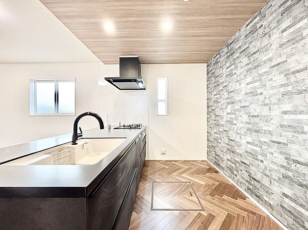 爽やかな風が通り抜けるキッチン。窓があるので明るく換気にも役立ちます。