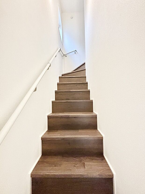 安全性を考慮し階段には手すりを設置しています