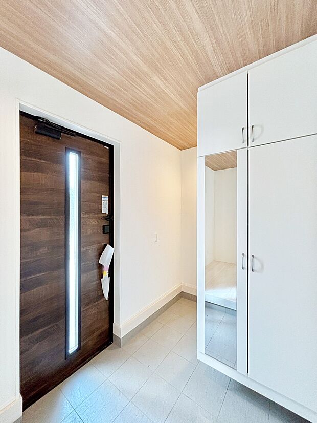 ミラー付きシューズボックスはお出かけ前の身だしなみチェックに便利