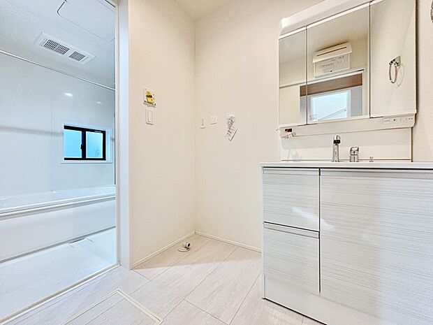 身支度もスムーズにおこなえる脱衣場。