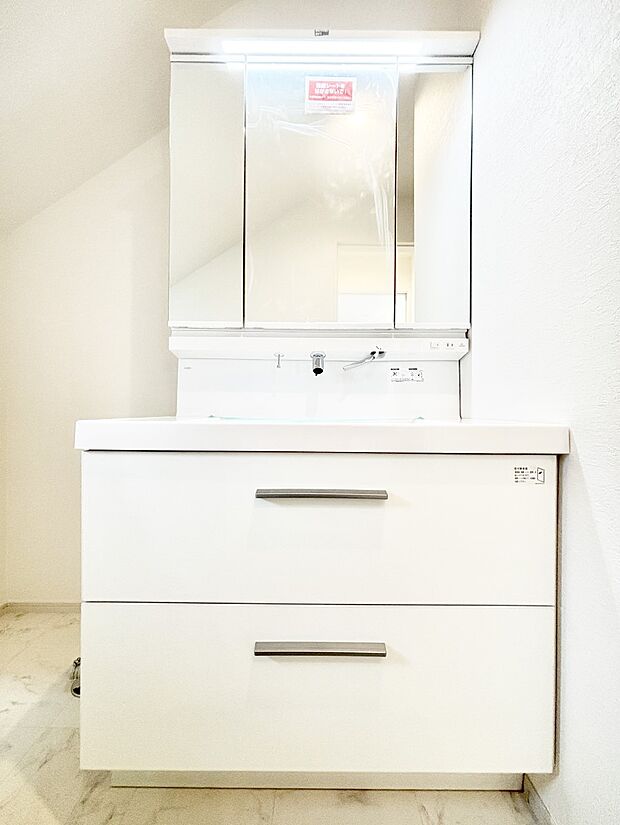 スタイリングに便利な三面鏡、ミラーキャビネットで細かい物スッキリ