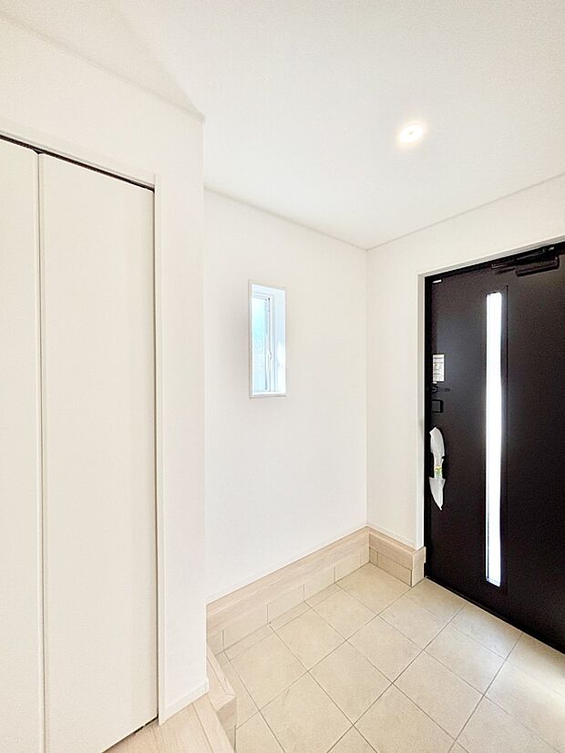 玄関ドアにスリッドラインが入っているので光の演出をしてくれます！