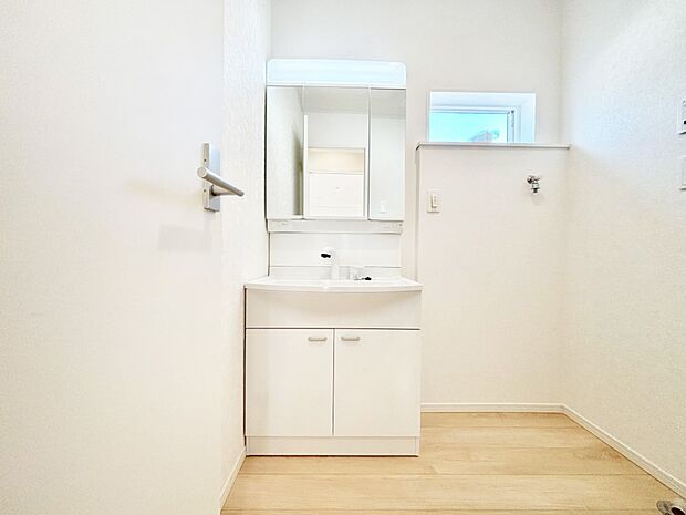 スタイリングに便利な三面鏡、ミラーキャビネットで細かい物スッキリ