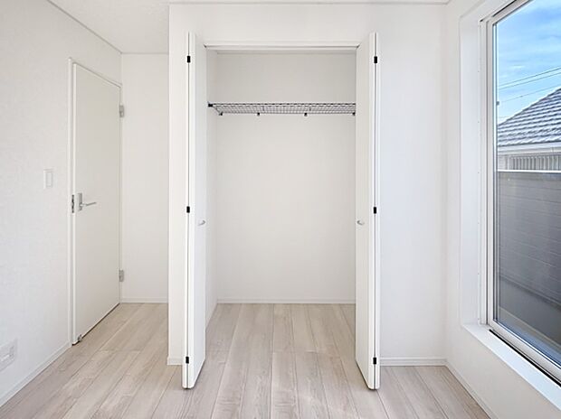毎日着る衣類や荷物などの収納に便利なクローゼット付きです。