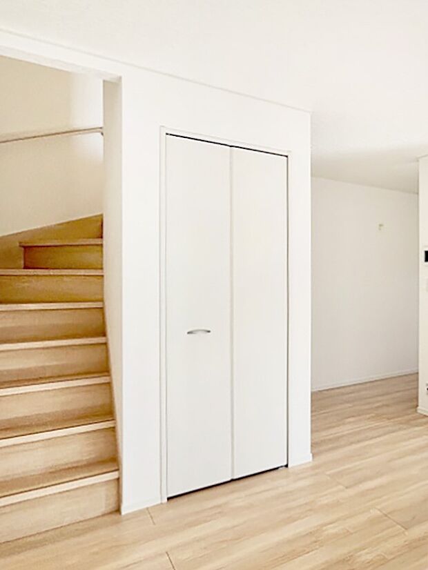 あると便利なリビング収納！日用品のストックやお子様のおもちゃなどもスッキリ。