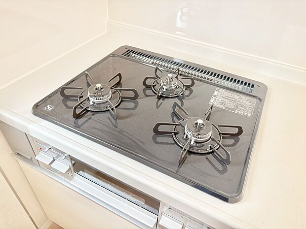 ガスコンロはＳｉセンサー搭載。火力調節や焦げ付き・消し忘れも防いでくれます。