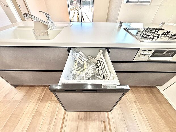 面倒なお片づけは食洗機にお任せ！家事の負担が減って、時間にも気持ちにもゆとりができます。