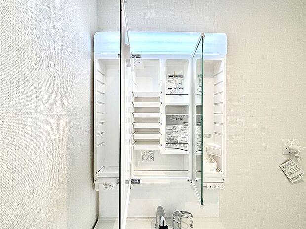 三面鏡の裏に、化粧品や衛生用品などを収納可能。洗面台をすっきりと保ちます！