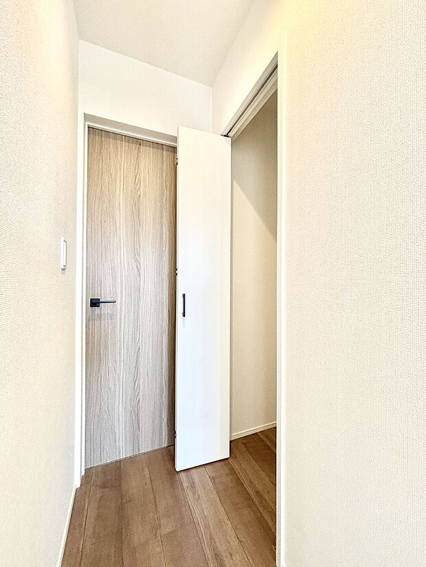 廊下収納。掃除道具や季節の小物を収納することができます。