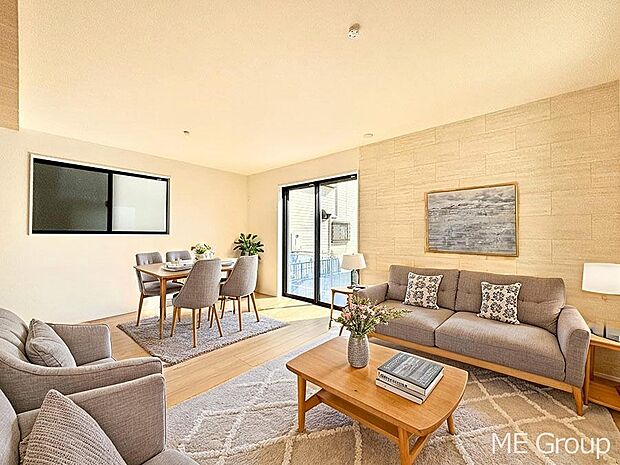 ご家族の賑やかな話し声で包まれる明るいリビング  ※家具はCGです