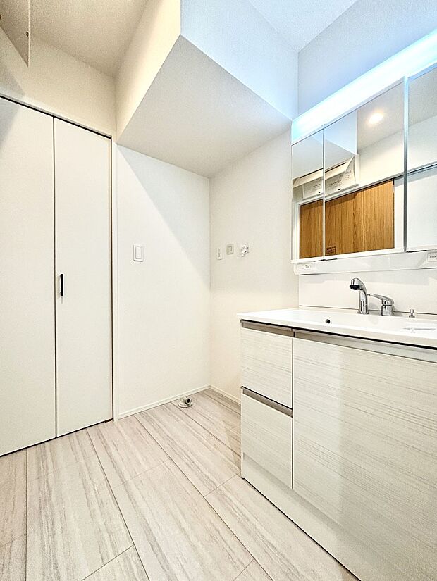 明るい洗面所は毎朝の身支度も楽しくできちゃいそうです。