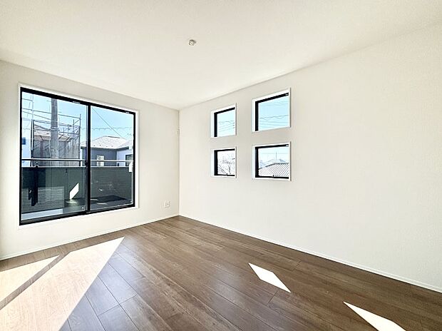 バルコニーが開放感をプラスしてくれる洋室