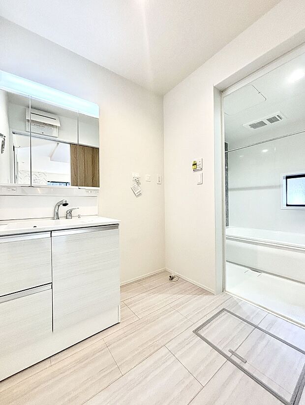 清潔感のある快適空間です。毎日の身支度も気持ち良くお使い頂けます。 